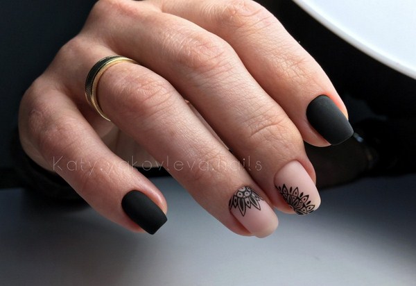 Black Nail Art Design Idea