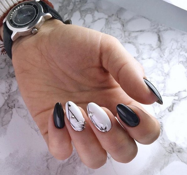 Black Nail Art Design Idea