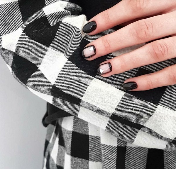 Black Nail Art Design Idea