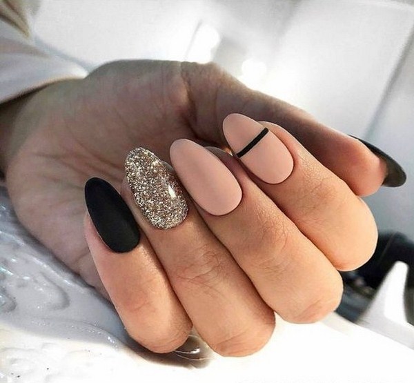 Black Nail Art Design Idea