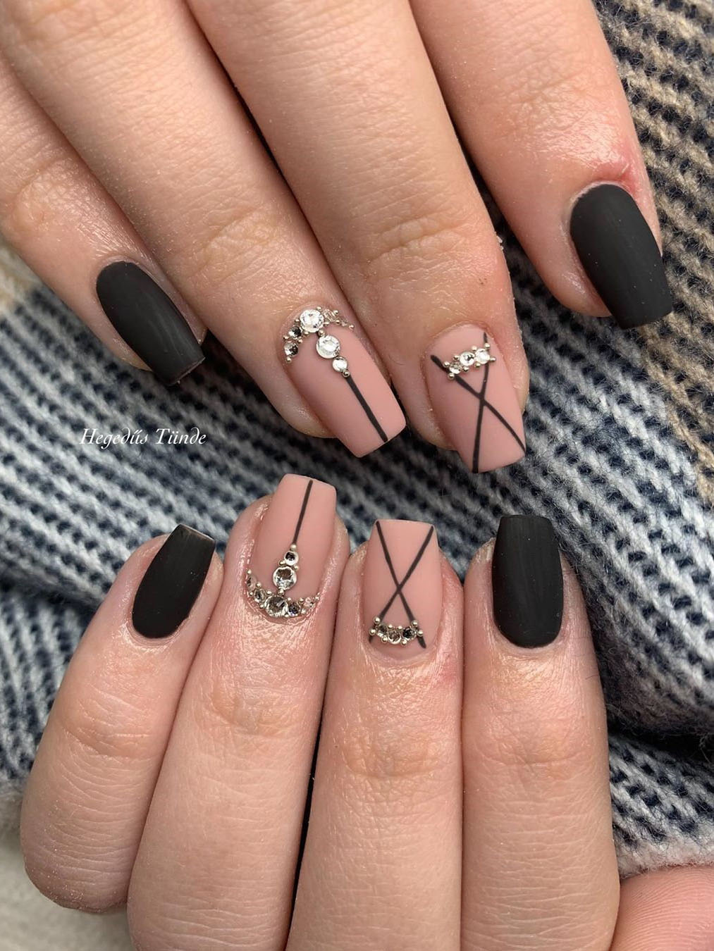 Simple black nails designs it match with glitter stick or dip powder, looks so edgy and stylish! It make you in perfect in all years. Say hello to these 40 black nails ideas! | flymeso.com