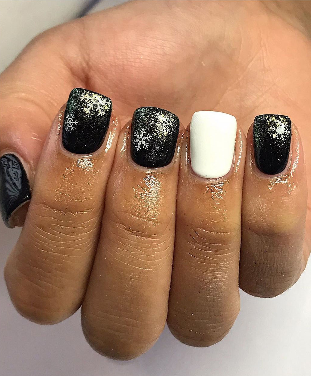 Simple black nails designs it match with glitter stick or dip powder, looks so edgy and stylish! It make you in perfect in all years. Say hello to these 40 black nails ideas! | flymeso.com