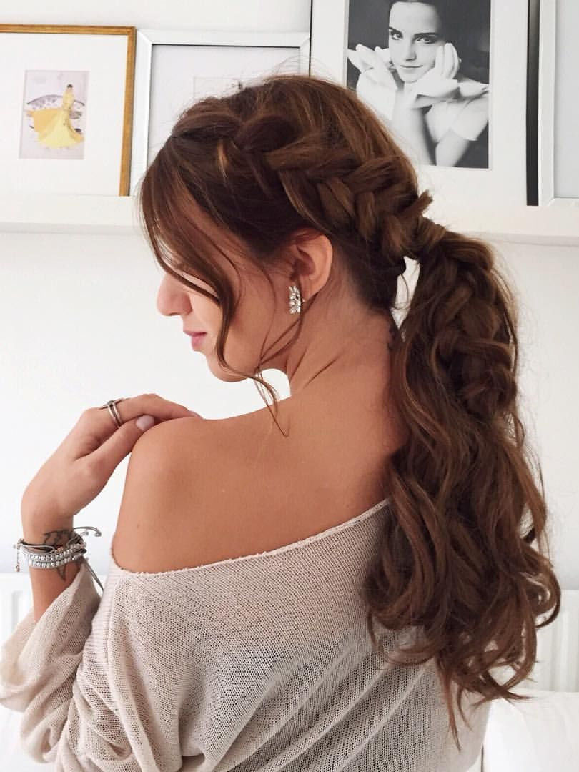 To give you some easy hairstyles inspiration, we have found 60 easy and quick hairstyles. Include easy hairstyles for medium hair, long hair and short hair. Whether you to school or to work these easy hairstyles are sure to draw compliments.