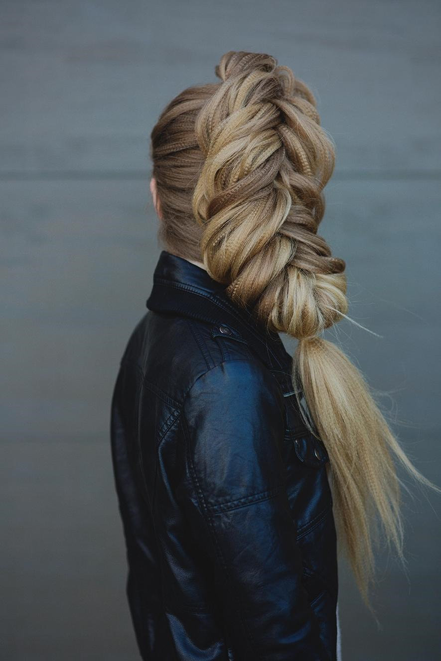 To give you some easy hairstyles inspiration, we have found 60 easy and quick hairstyles. Include easy hairstyles for medium hair, long hair and short hair. Whether you to school or to work these easy hairstyles are sure to draw compliments.