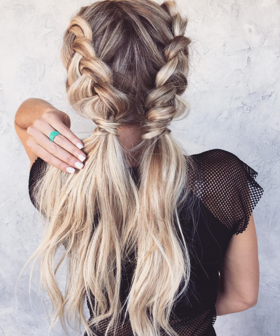 To give you some easy hairstyles inspiration, we have found 60 easy and quick hairstyles. Include easy hairstyles for medium hair, long hair and short hair. Whether you to school or to work these easy hairstyles are sure to draw compliments.