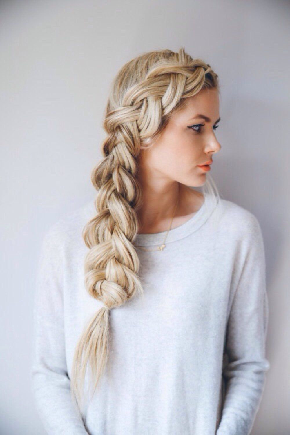 To give you some easy hairstyles inspiration, we have found 60 easy and quick hairstyles. Include easy hairstyles for medium hair, long hair and short hair. Whether you to school or to work these easy hairstyles are sure to draw compliments.