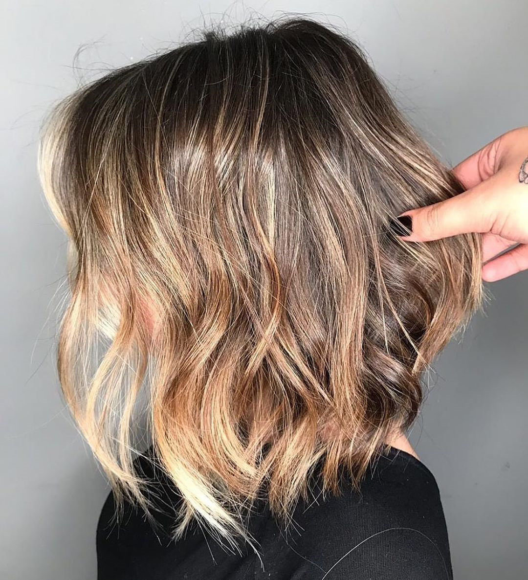 To give you some hairstyles ideas, we have found 30 neautiful and stylish haircuts for women. If you want to wear a new hairstyle, you can browse our website from time to time. #hairstyle #haircuts #shorthaircuts #mediumhairstyle