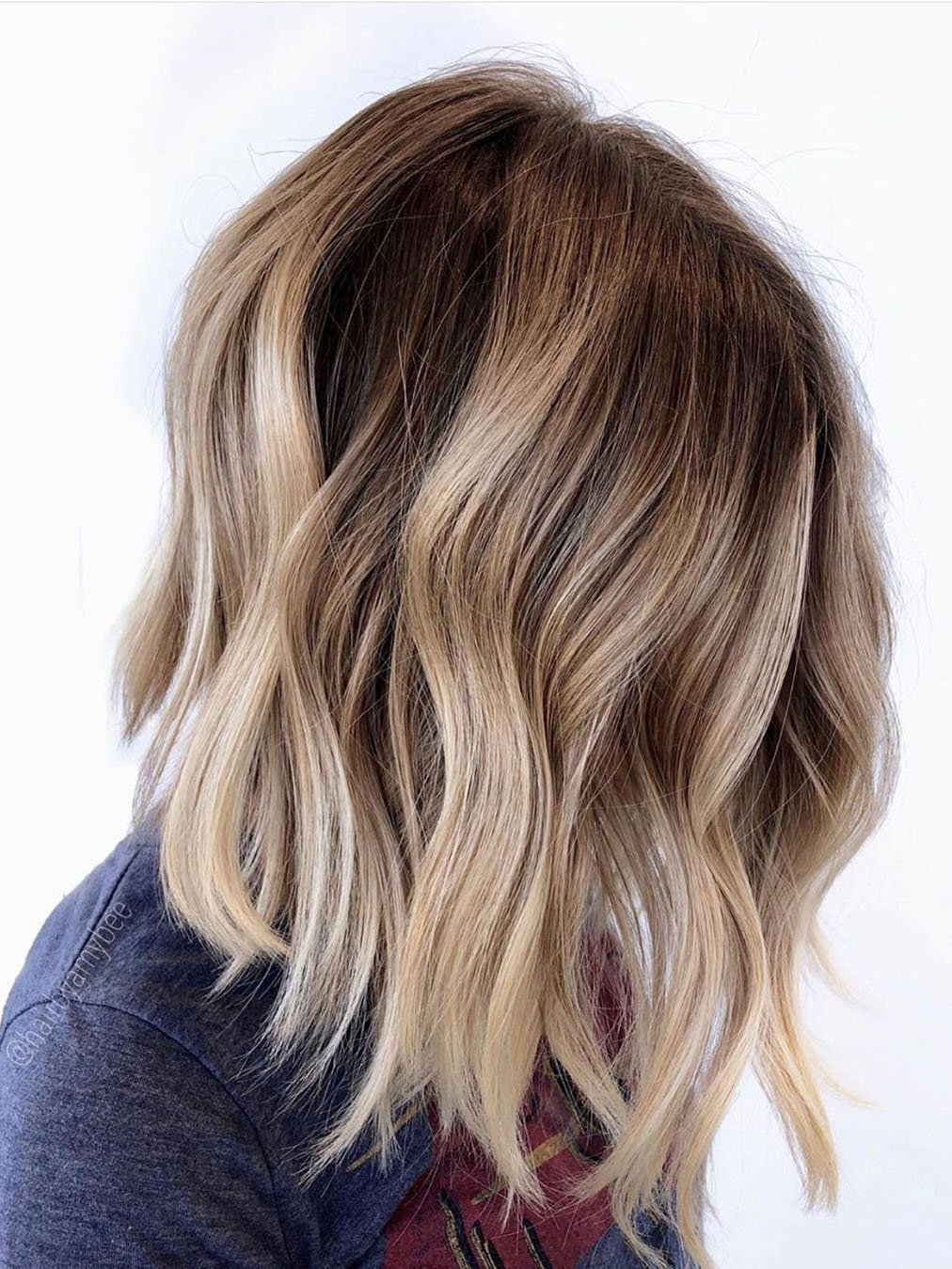To give you some hairstyles ideas, we have found 30 neautiful and stylish haircuts for women. If you want to wear a new hairstyle, you can browse our website from time to time. #hairstyle #haircuts #shorthaircuts #mediumhairstyle