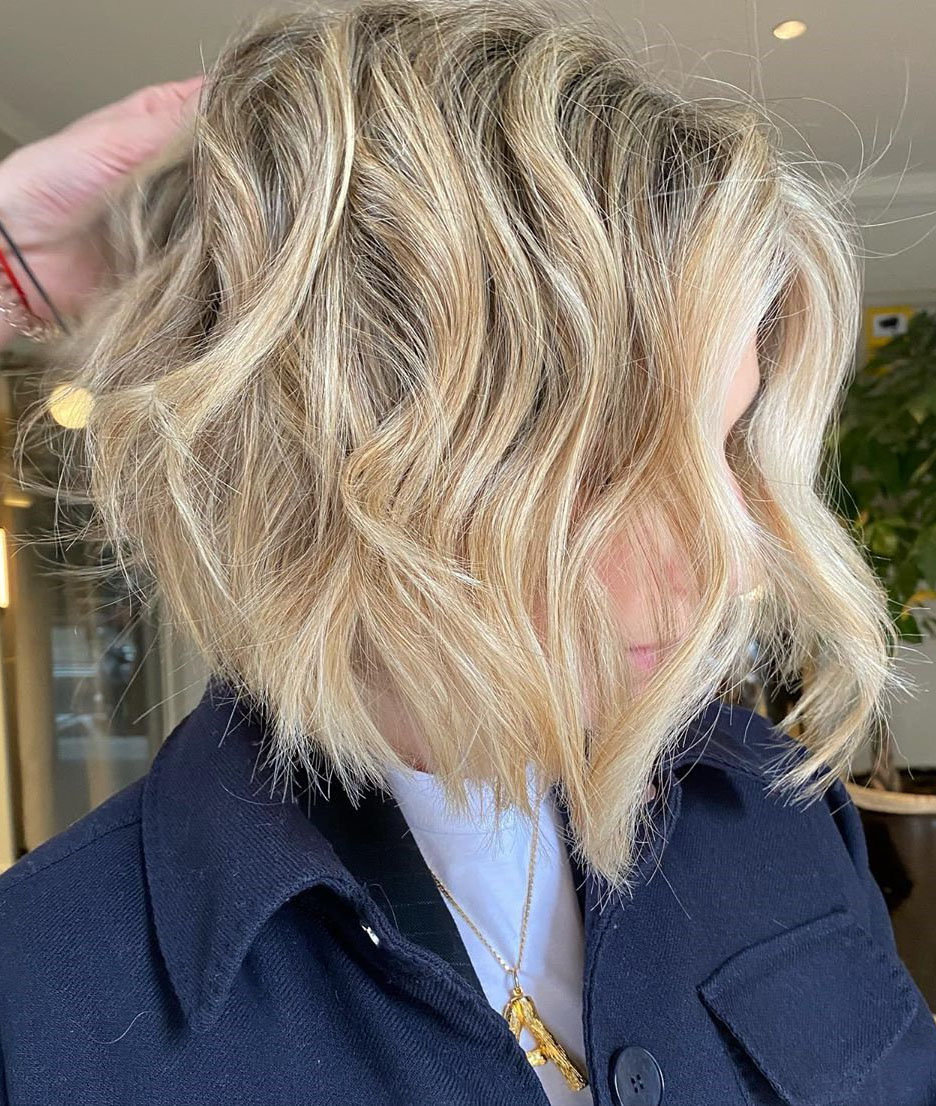 To give you some hairstyles ideas, we have found 30 neautiful and stylish haircuts for women. If you want to wear a new hairstyle, you can browse our website from time to time. #hairstyle #haircuts #shorthaircuts #mediumhairstyle