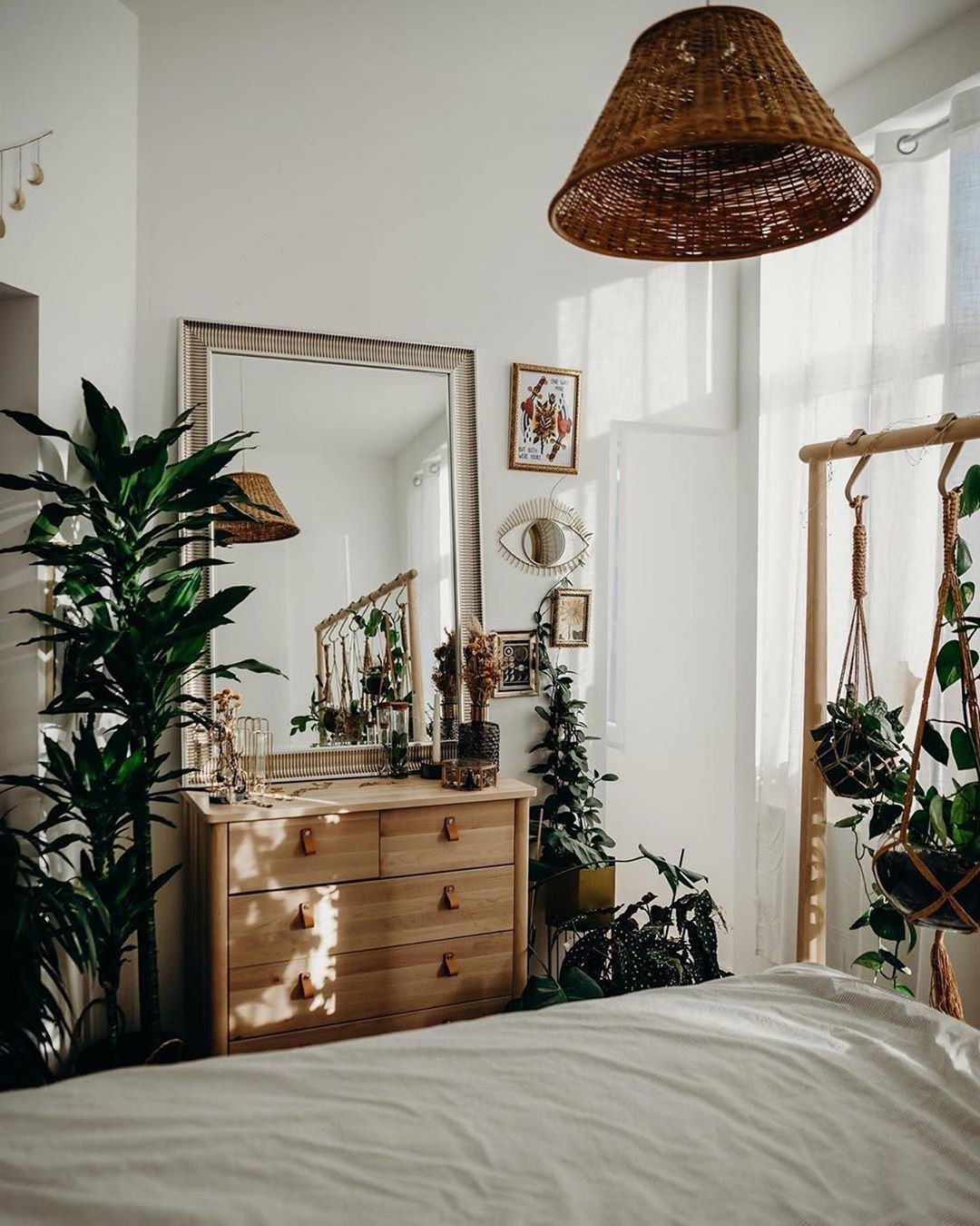 To give you some indoor plants decor inspiration, we have found 60 indoor plants decor and plant shelves ideas. You can decorate your bedroom, kids room, living room, kitchen, and dining room with indoor plants.