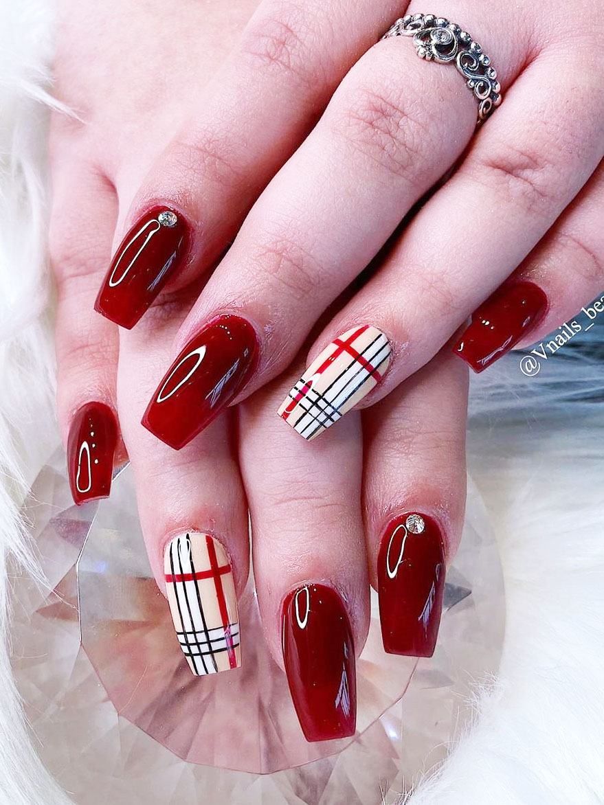 To show how gorgeous long nails can be, we have found 40 ideas that are super trendy right now. You will find glitter nails, acrylic nail, coffin and almond nails designs and more.