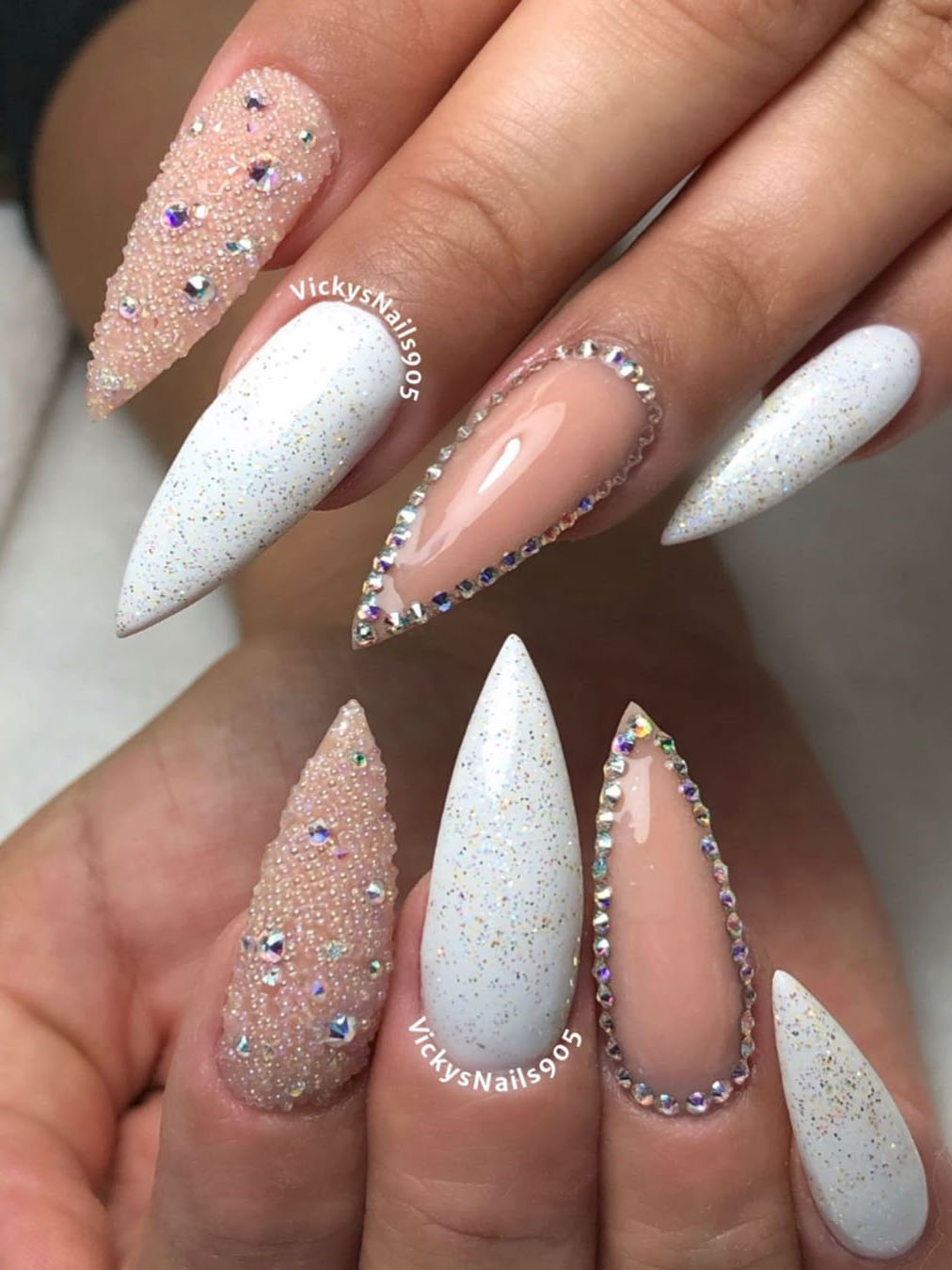 To show how gorgeous long nails can be, we have found 40 ideas that are super trendy right now. You will find glitter nails, acrylic nail, coffin and almond nails designs and more.