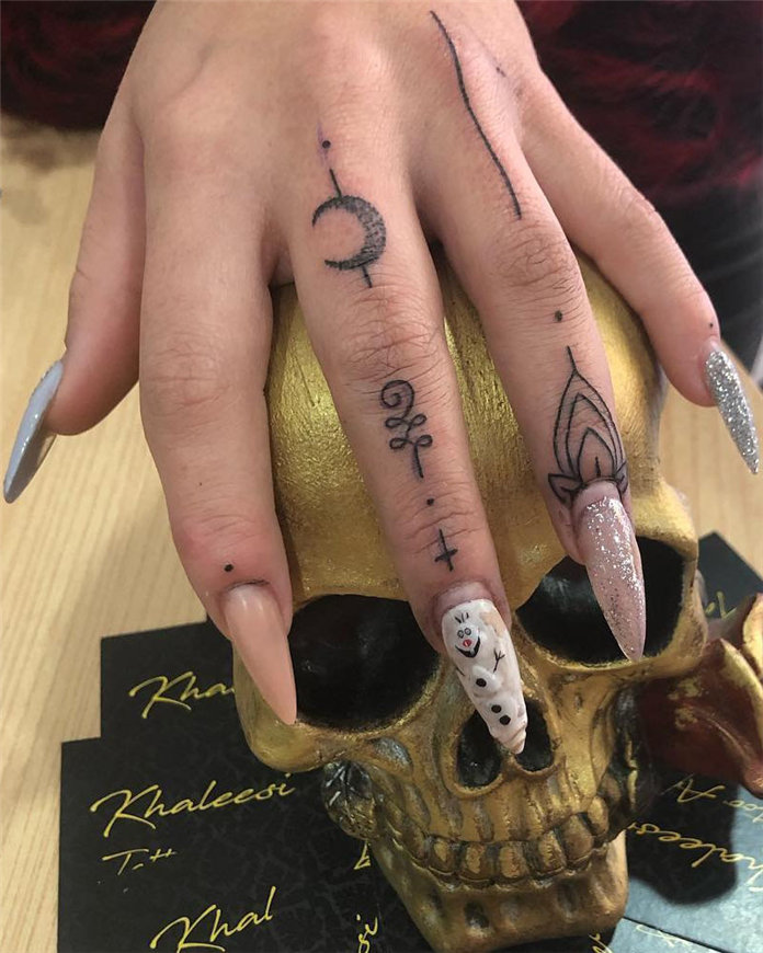 Trendy Finger Tattoo Designs Inspirations 2021, #FingerTattoos, #TattooDesigns
