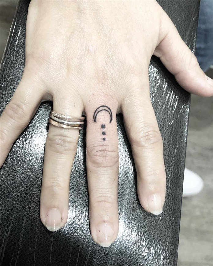 Trendy Finger Tattoo Designs Inspirations 2021, #FingerTattoos, #TattooDesigns