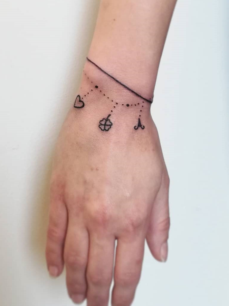 To show you how fashion these small tattoos can be, we have found 50 of the best simple tattoo designs. Whether you like finger or arm tattoos, you will find ideas to suit you. #smalltattoos #tinytattoos