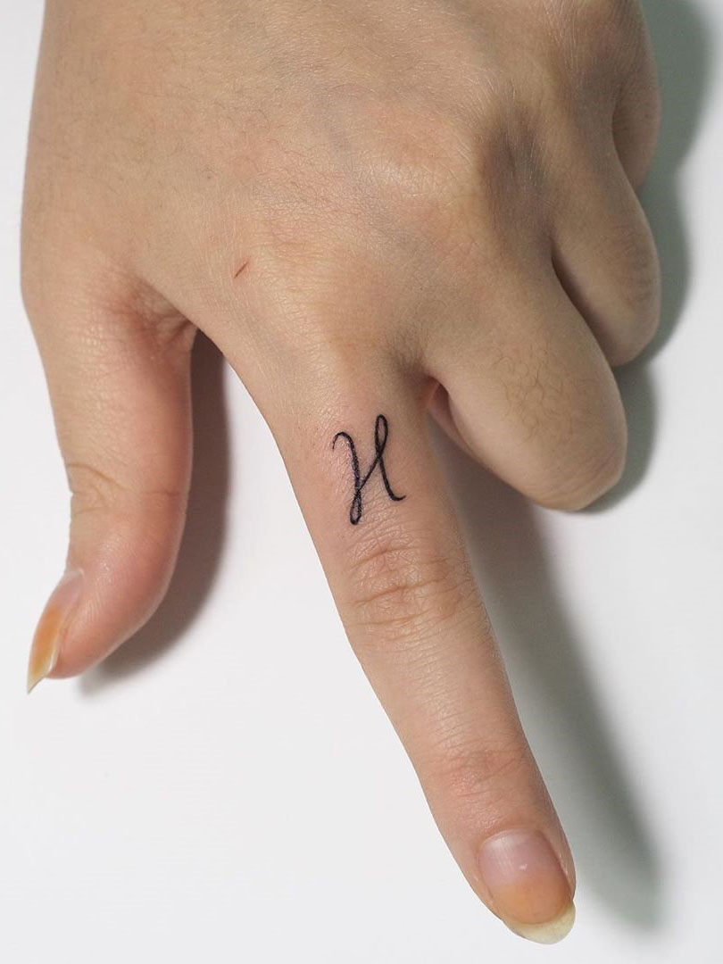 To show you how fashion these small tattoos can be, we have found 50 of the best simple tattoo designs. Whether you like finger or arm tattoos, you will find ideas to suit you. #smalltattoos #tinytattoos