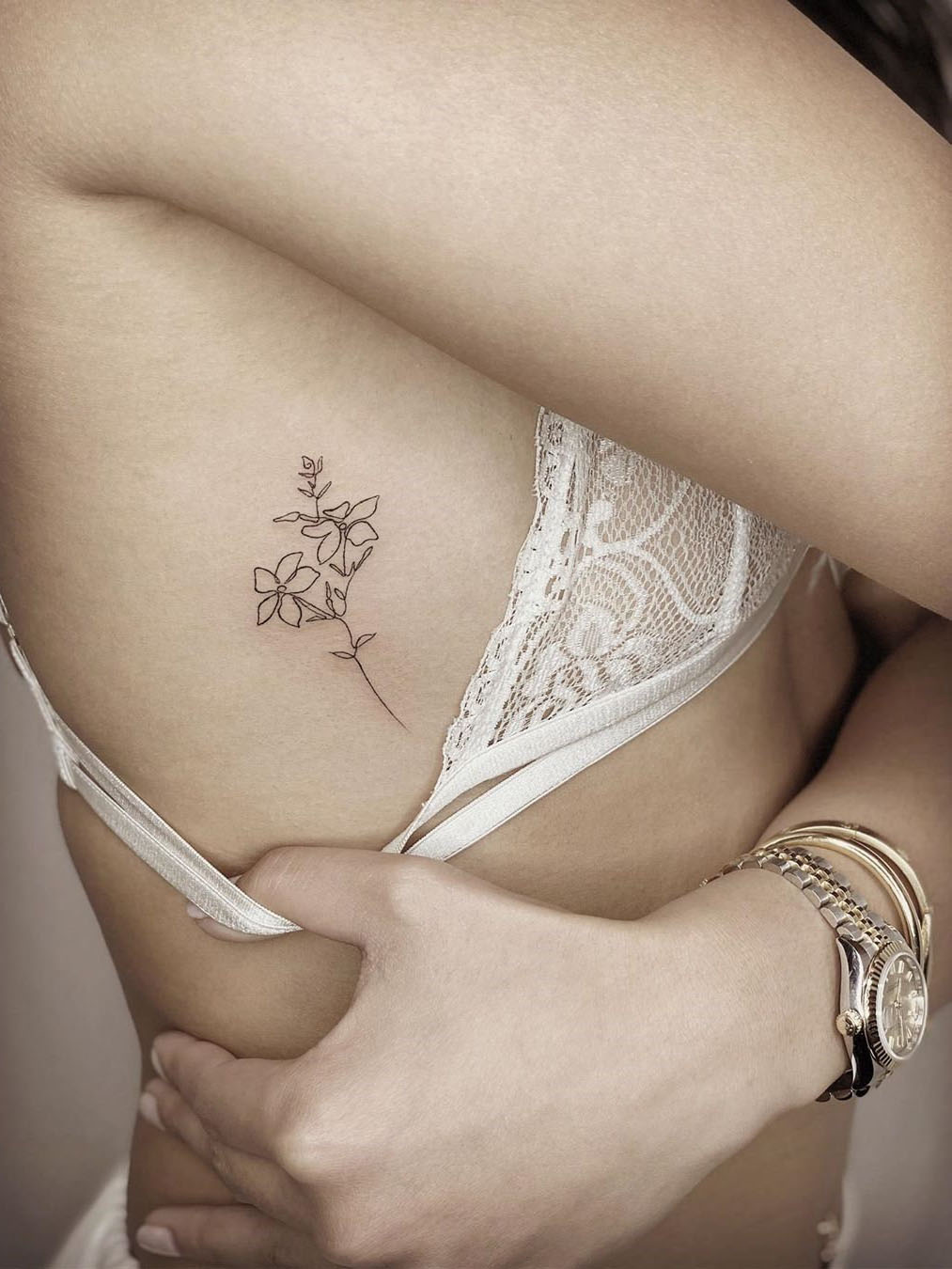 To show you how fashion these small tattoos can be, we have found 50 of the best simple tattoo designs. Whether you like finger or arm tattoos, you will find ideas to suit you. #smalltattoos #tinytattoos