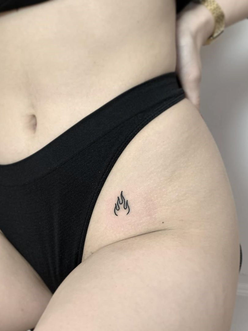 To show you how fashion these small tattoos can be, we have found 50 of the best simple tattoo designs. Whether you like finger or arm tattoos, you will find ideas to suit you. #smalltattoos #tinytattoos