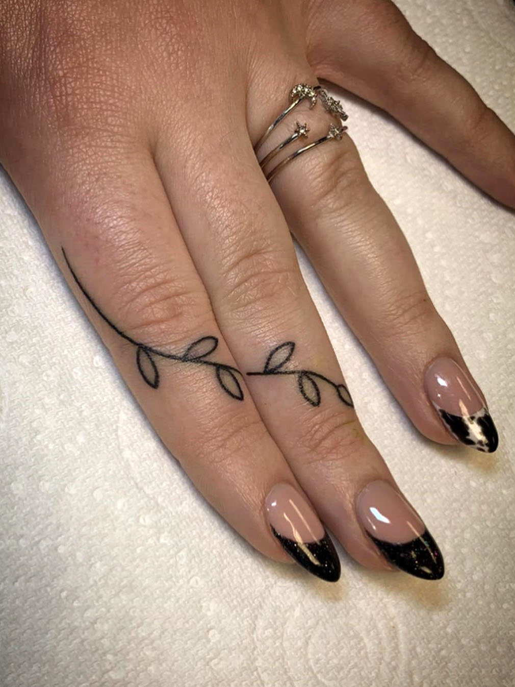 To show you how fashion these small tattoos can be, we have found 50 of the best simple tattoo designs. Whether you like finger or arm tattoos, you will find ideas to suit you. #smalltattoos #tinytattoos