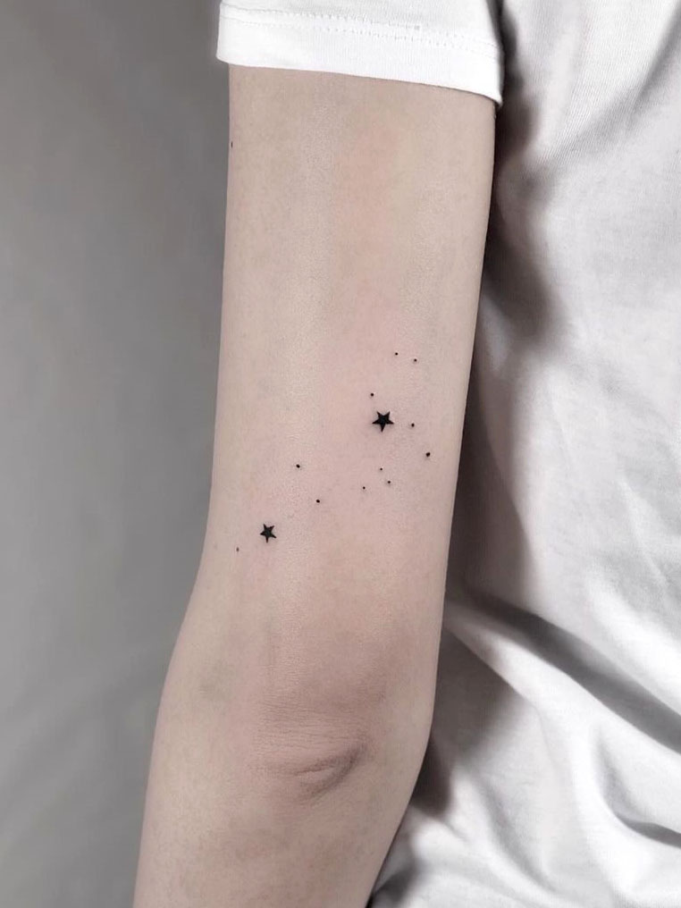 To show you how fashion these small tattoos can be, we have found 50 of the best simple tattoo designs. Whether you like finger or arm tattoos, you will find ideas to suit you. #smalltattoos #tinytattoos