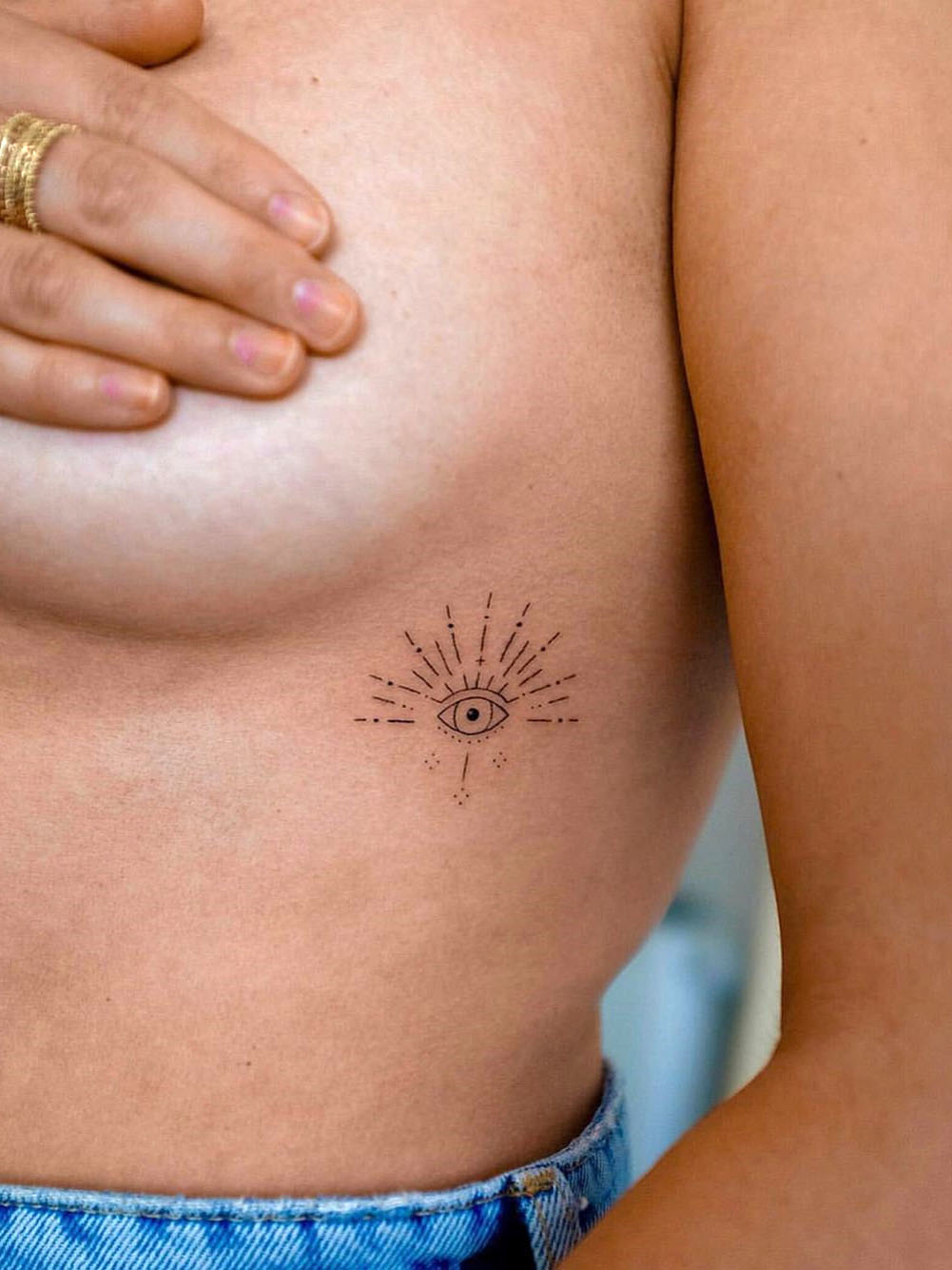 To show you how fashion these small tattoos can be, we have found 50 of the best simple tattoo designs. Whether you like finger or arm tattoos, you will find ideas to suit you. #smalltattoos #tinytattoos