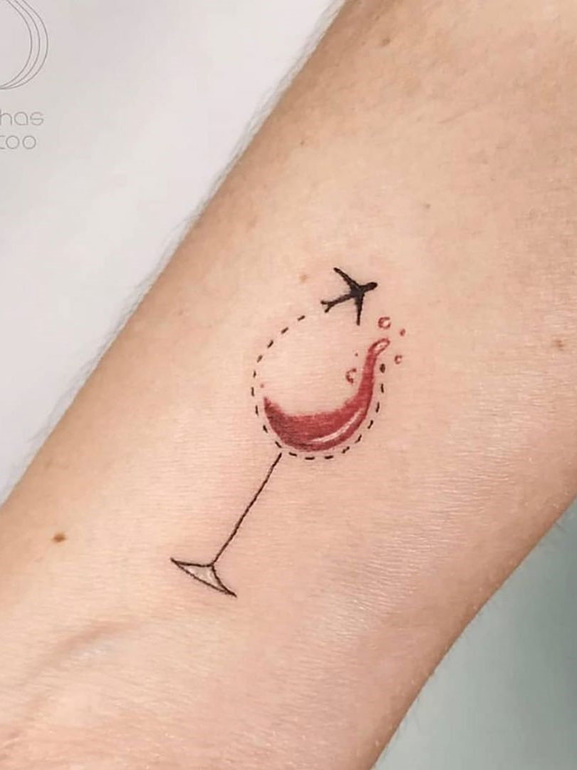 To show you how fashion these small tattoos can be, we have found 50 of the best simple tattoo designs. Whether you like finger or arm tattoos, you will find ideas to suit you. #smalltattoos #tinytattoos