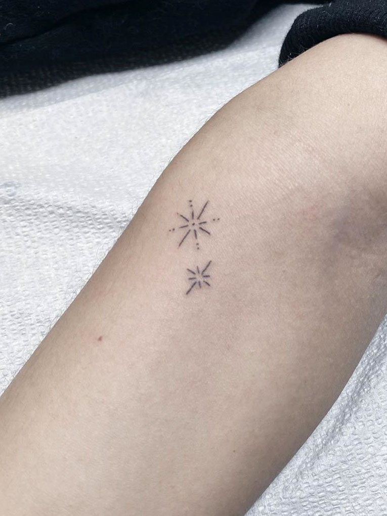 To show you how fashion these small tattoos can be, we have found 50 of the best simple tattoo designs. Whether you like finger or arm tattoos, you will find ideas to suit you. #smalltattoos #tinytattoos