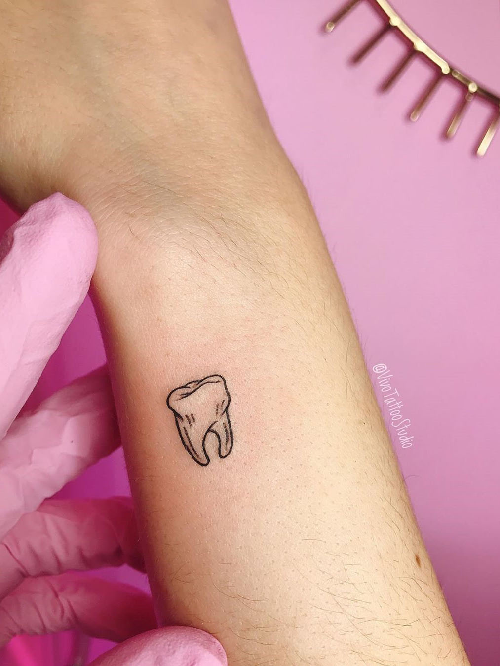 To show you how fashion these small tattoos can be, we have found 50 of the best simple tattoo designs. Whether you like finger or arm tattoos, you will find ideas to suit you. #smalltattoos #tinytattoos