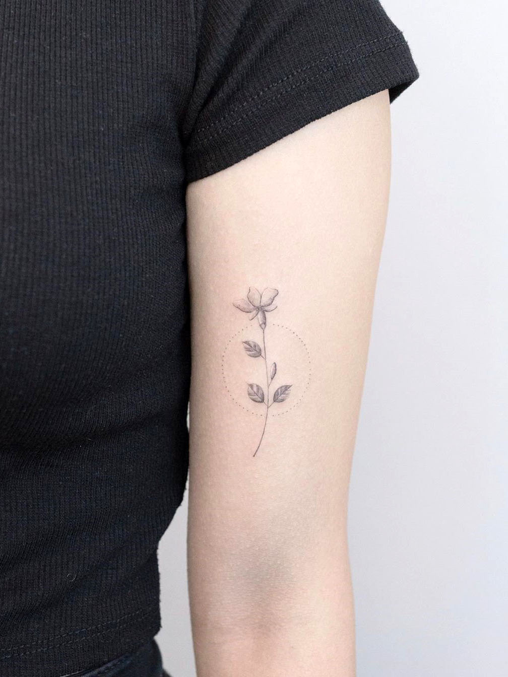 To show you how fashion these small tattoos can be, we have found 50 of the best simple tattoo designs. Whether you like finger or arm tattoos, you will find ideas to suit you. #smalltattoos #tinytattoos