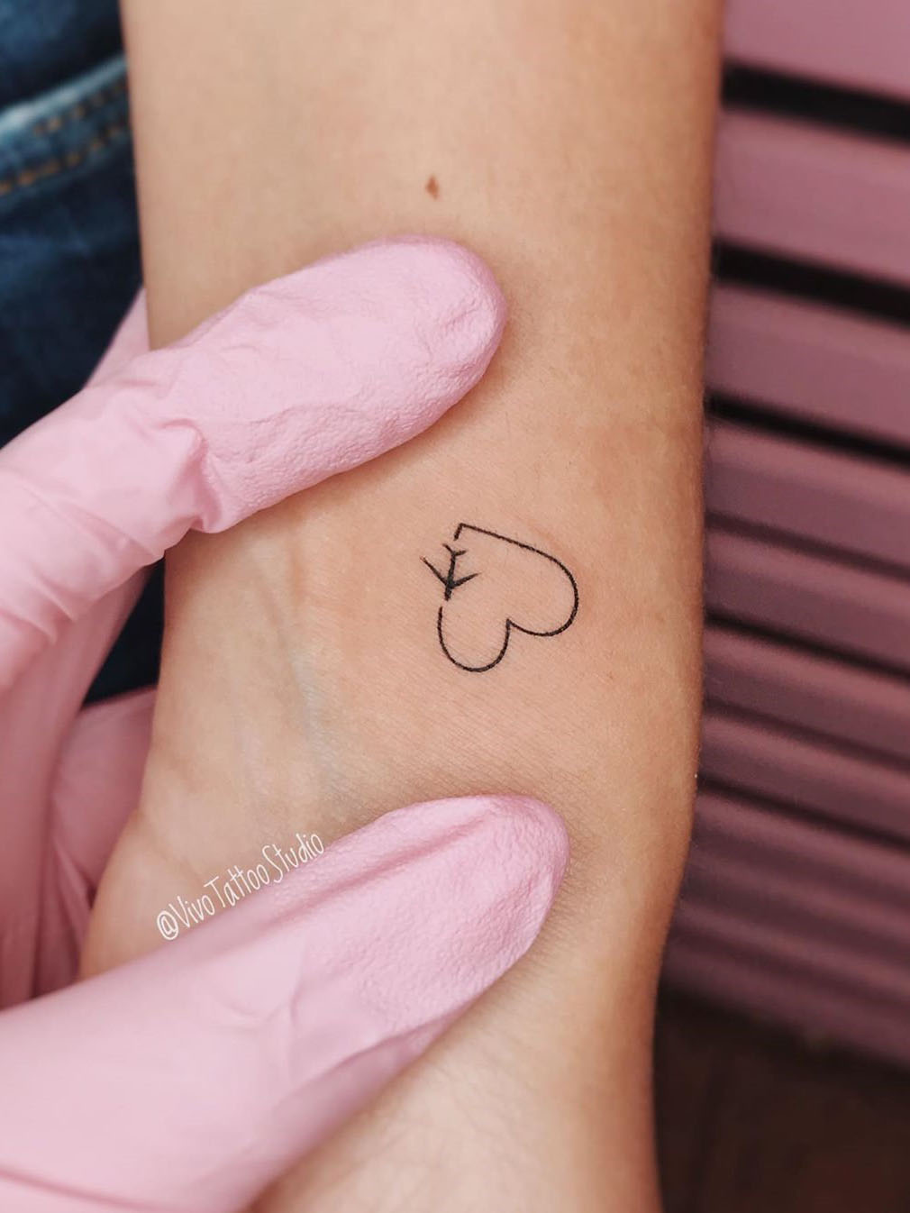 To show you how fashion these small tattoos can be, we have found 50 of the best simple tattoo designs. Whether you like finger or arm tattoos, you will find ideas to suit you. #smalltattoos #tinytattoos
