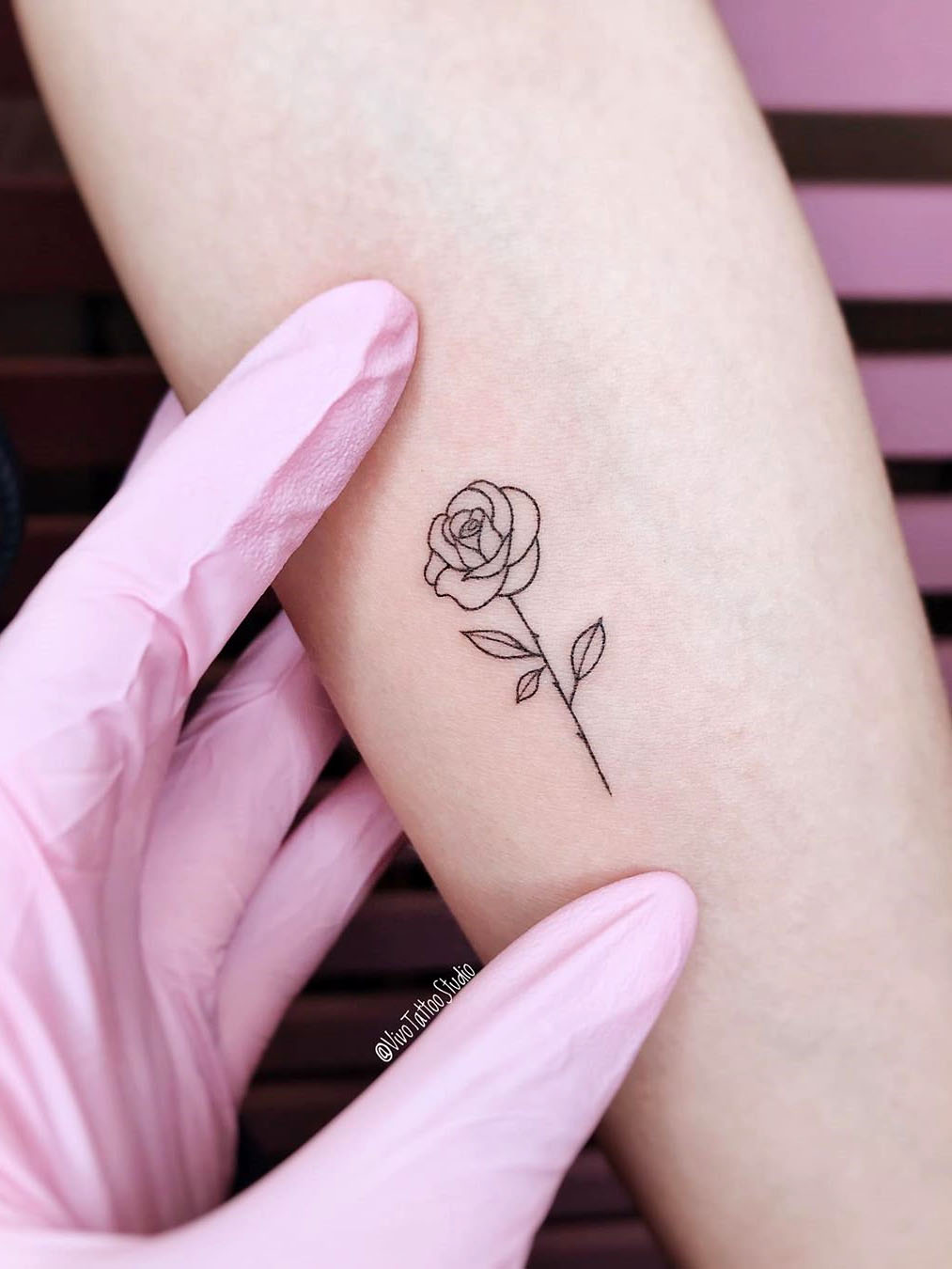 To show you how fashion these small tattoos can be, we have found 50 of the best simple tattoo designs. Whether you like finger or arm tattoos, you will find ideas to suit you. #smalltattoos #tinytattoos