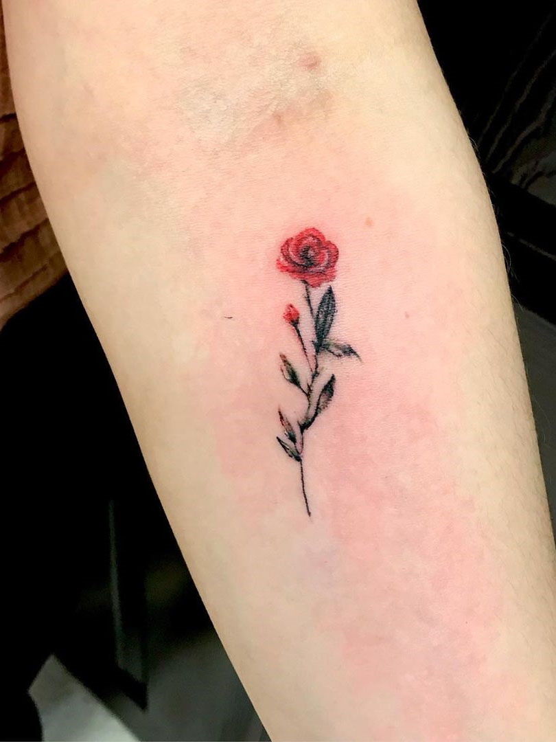 To show you how fashion these small tattoos can be, we have found 50 of the best simple tattoo designs. Whether you like finger or arm tattoos, you will find ideas to suit you. #smalltattoos #tinytattoos