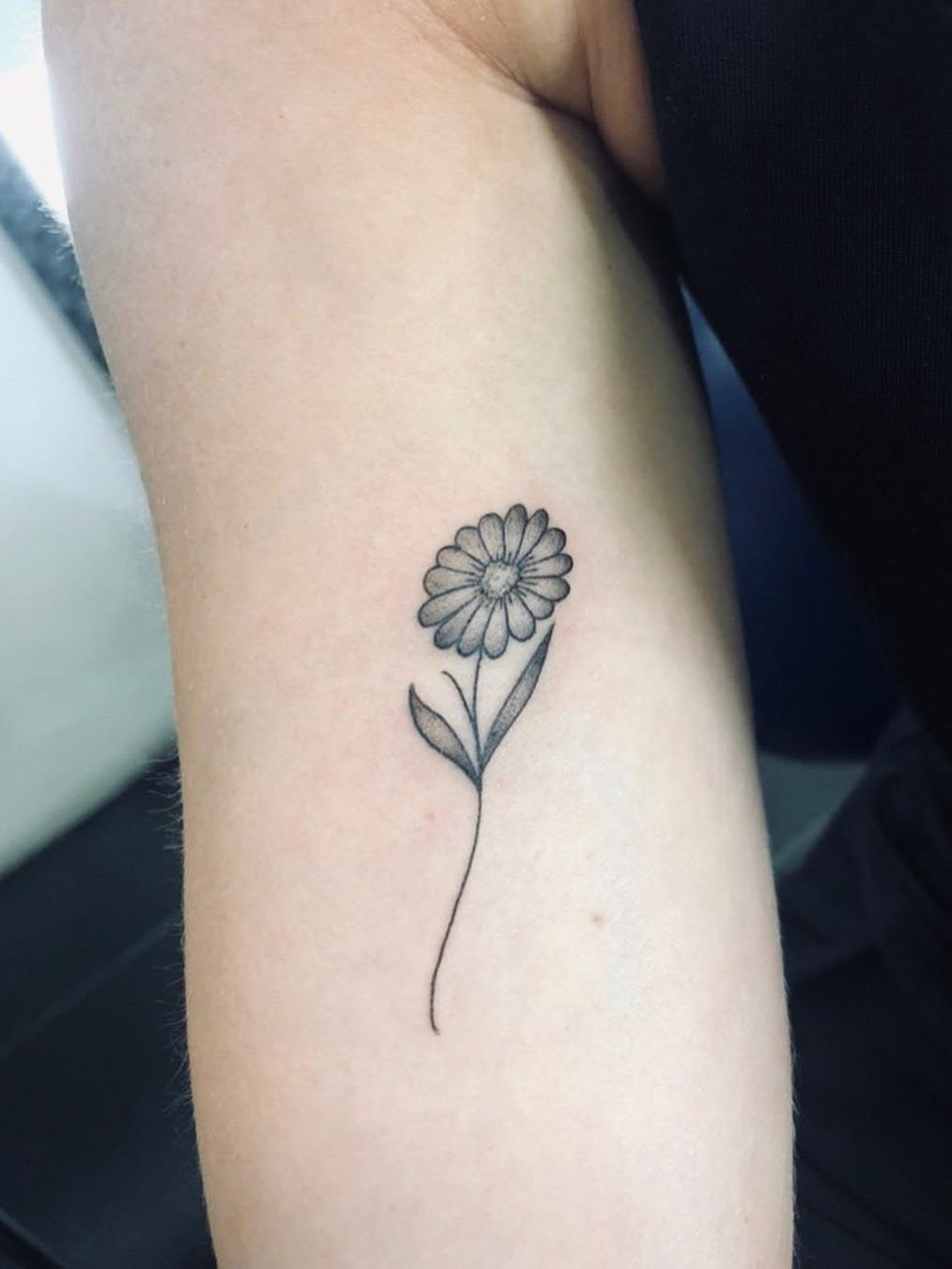 To show you how fashion these small tattoos can be, we have found 50 of the best simple tattoo designs. Whether you like finger or arm tattoos, you will find ideas to suit you. #smalltattoos #tinytattoos