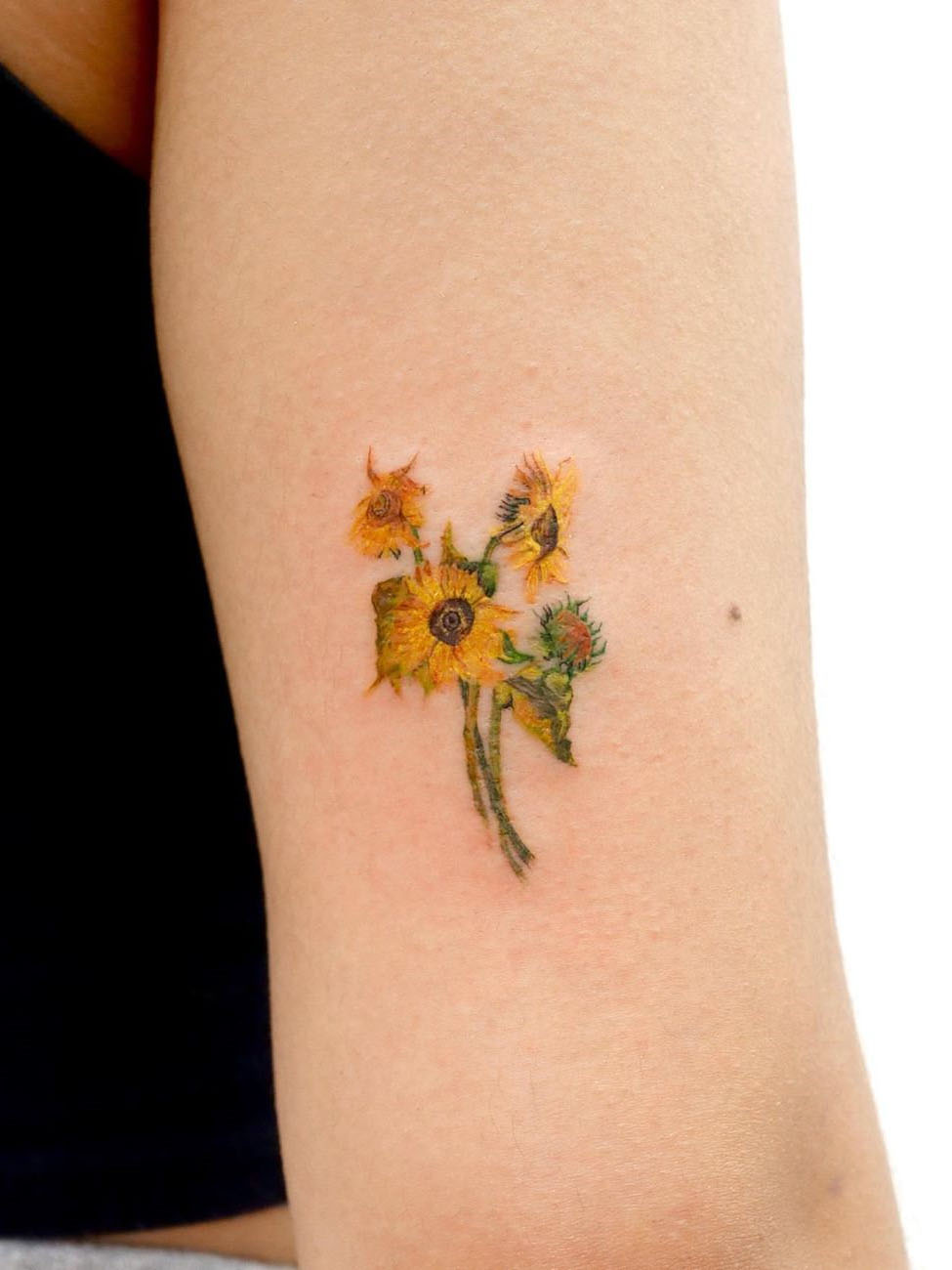 To show you how fashion these small tattoos can be, we have found 50 of the best simple tattoo designs. Whether you like finger or arm tattoos, you will find ideas to suit you. #smalltattoos #tinytattoos