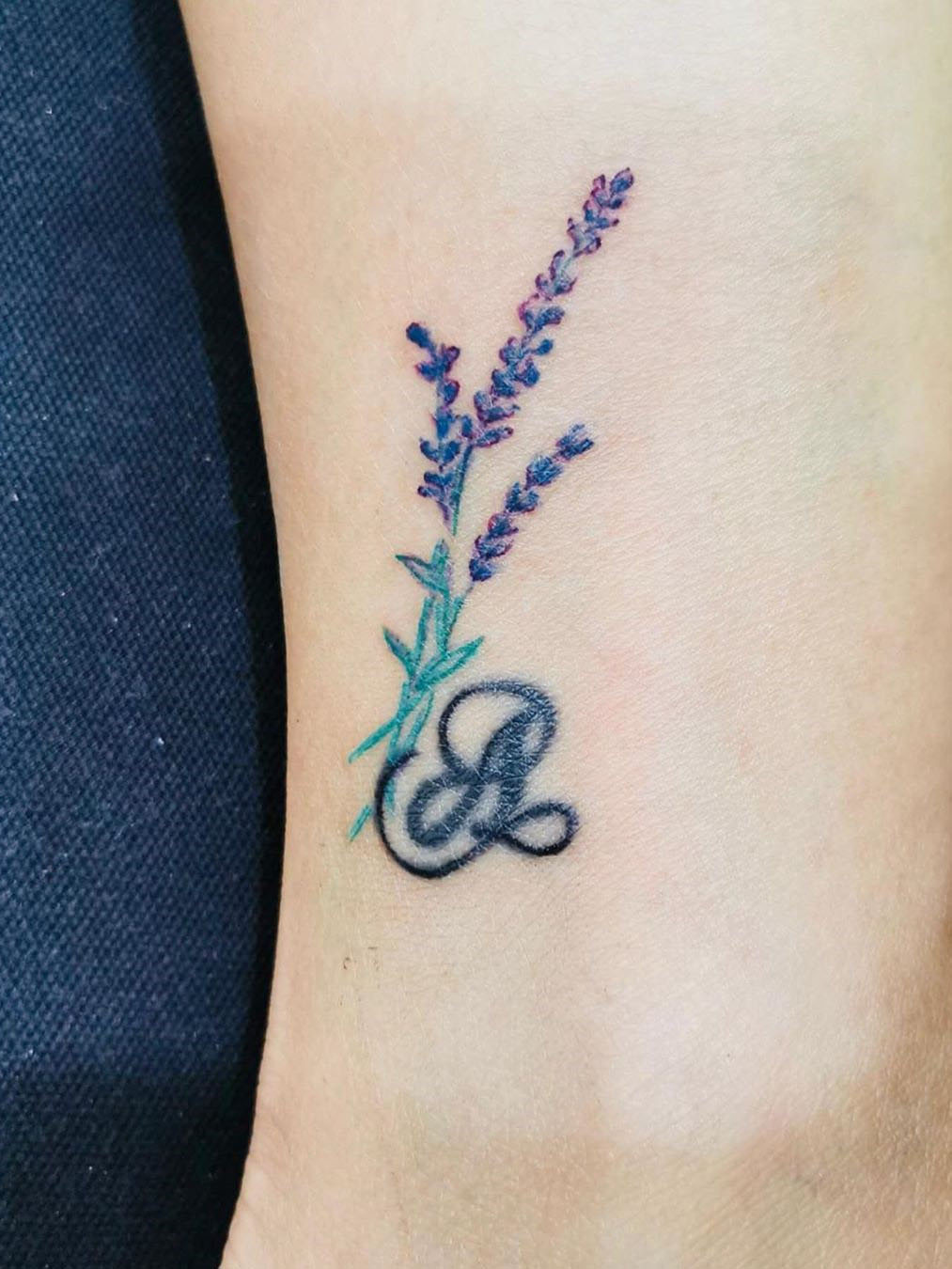 To show you how fashion these small tattoos can be, we have found 50 of the best simple tattoo designs. Whether you like finger or arm tattoos, you will find ideas to suit you. #smalltattoos #tinytattoos