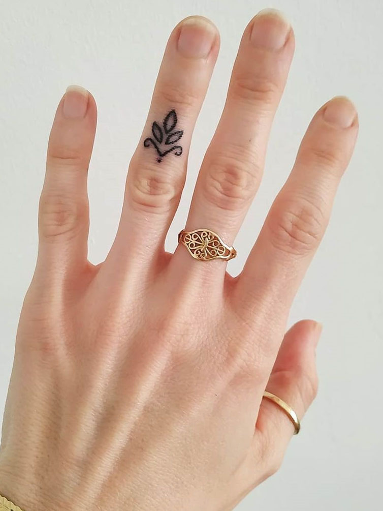 To show you how fashion these small tattoos can be, we have found 50 of the best simple tattoo designs. Whether you like finger or arm tattoos, you will find ideas to suit you. #smalltattoos #tinytattoos