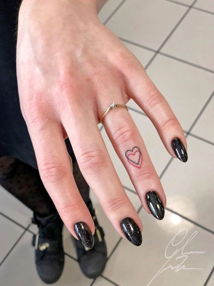 To show you how fashion these small tattoos can be, we have found 50 of the best simple tattoo designs. Whether you like finger or arm tattoos, you will find ideas to suit you. #smalltattoos #tinytattoos