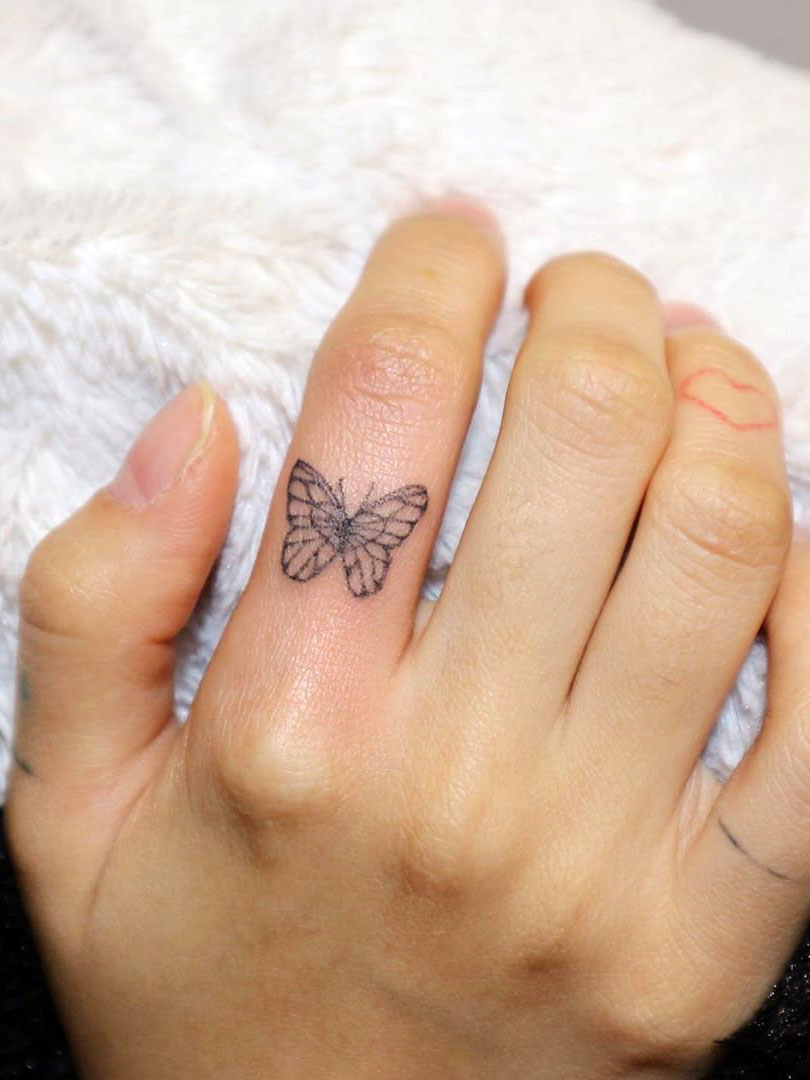 To show you how fashion these small tattoos can be, we have found 50 of the best simple tattoo designs. Whether you like finger or arm tattoos, you will find ideas to suit you. #smalltattoos #tinytattoos