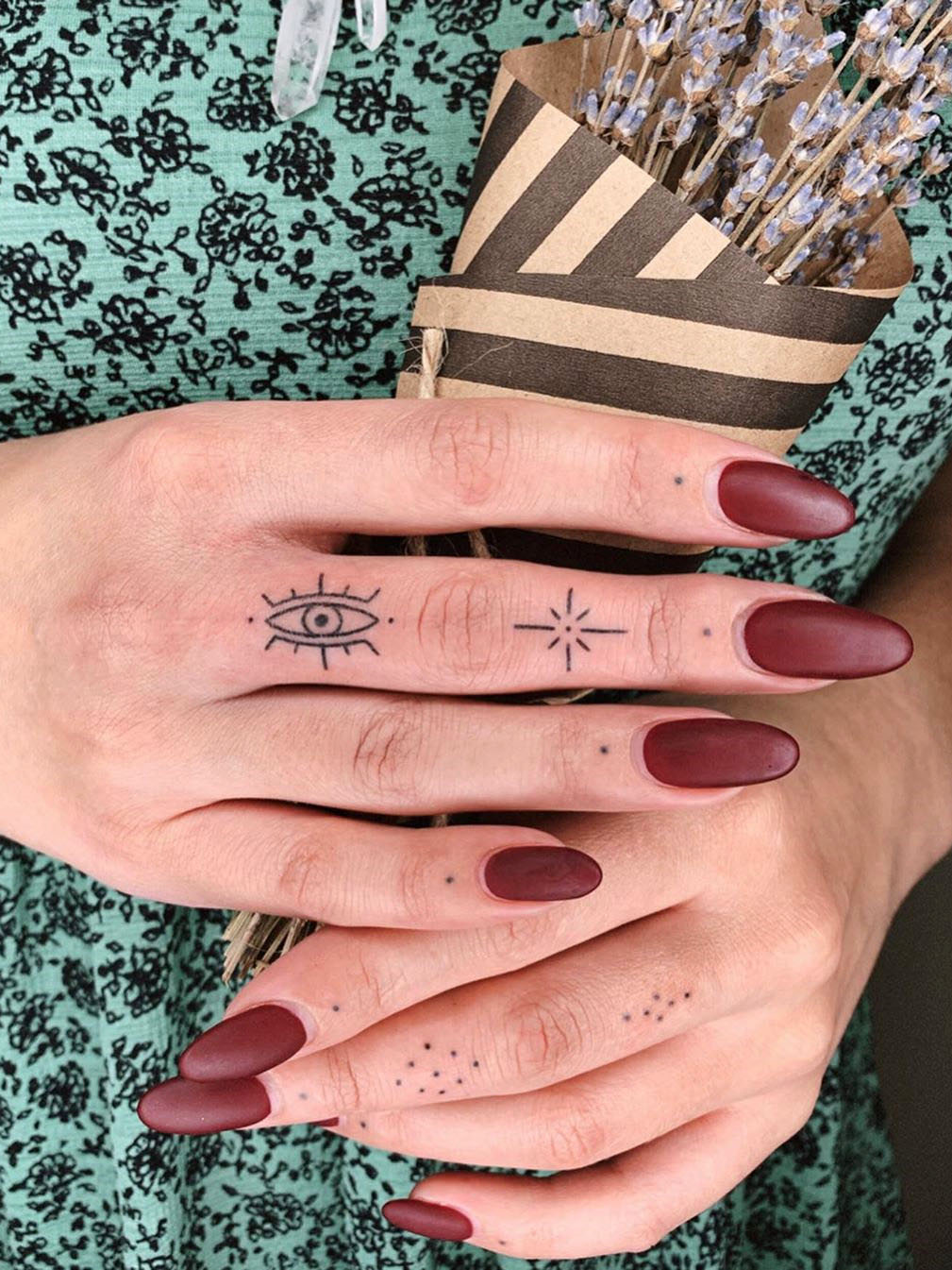 To show you how fashion these small tattoos can be, we have found 50 of the best simple tattoo designs. Whether you like finger or arm tattoos, you will find ideas to suit you. #smalltattoos #tinytattoos