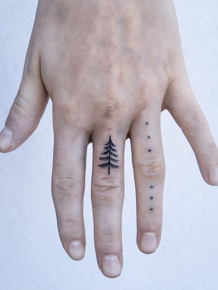 To show you how fashion these small tattoos can be, we have found 50 of the best simple tattoo designs. Whether you like finger or arm tattoos, you will find ideas to suit you. #smalltattoos #tinytattoos