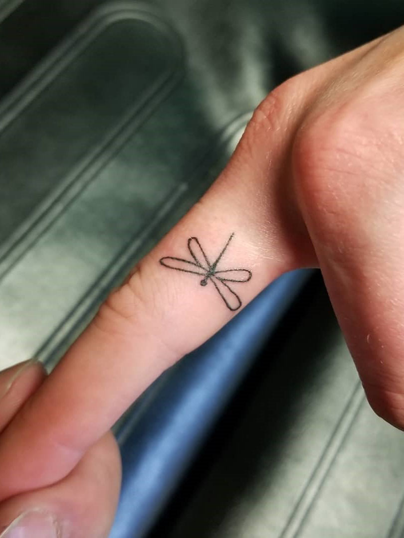 To show you how fashion these small tattoos can be, we have found 50 of the best simple tattoo designs. Whether you like finger or arm tattoos, you will find ideas to suit you. #smalltattoos #tinytattoos