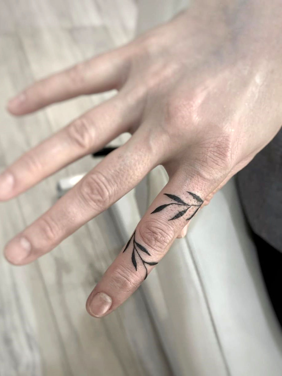 To show you how fashion these small tattoos can be, we have found 50 of the best simple tattoo designs. Whether you like finger or arm tattoos, you will find ideas to suit you. #smalltattoos #tinytattoos