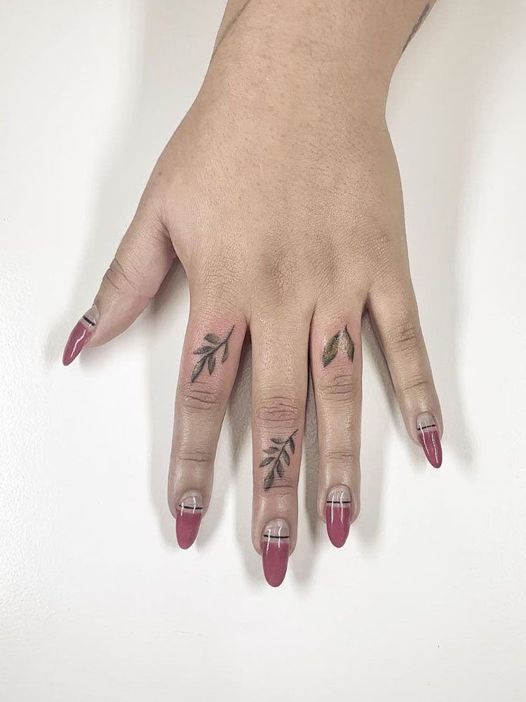 To show you how fashion these small tattoos can be, we have found 50 of the best simple tattoo designs. Whether you like finger or arm tattoos, you will find ideas to suit you. #smalltattoos #tinytattoos