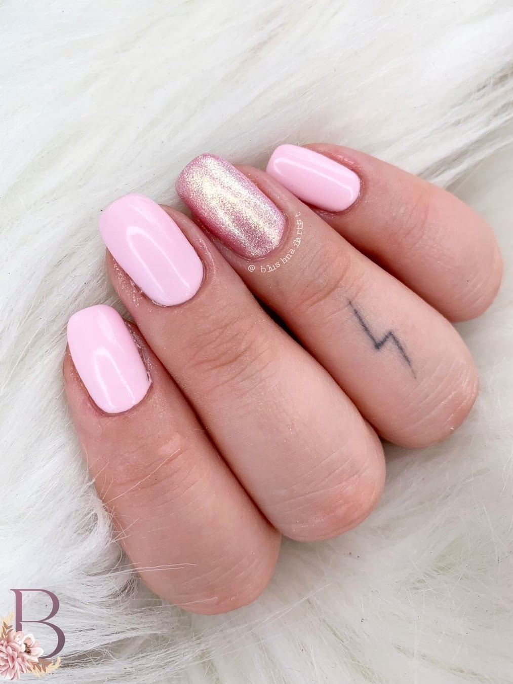 To show you how fashion these small tattoos can be, we have found 50 of the best simple tattoo designs. Whether you like finger or arm tattoos, you will find ideas to suit you. #smalltattoos #tinytattoos