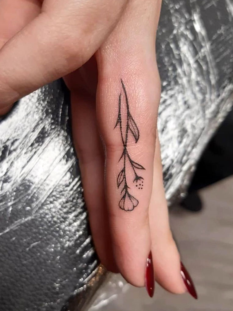To show you how fashion these small tattoos can be, we have found 50 of the best simple tattoo designs. Whether you like finger or arm tattoos, you will find ideas to suit you. #smalltattoos #tinytattoos