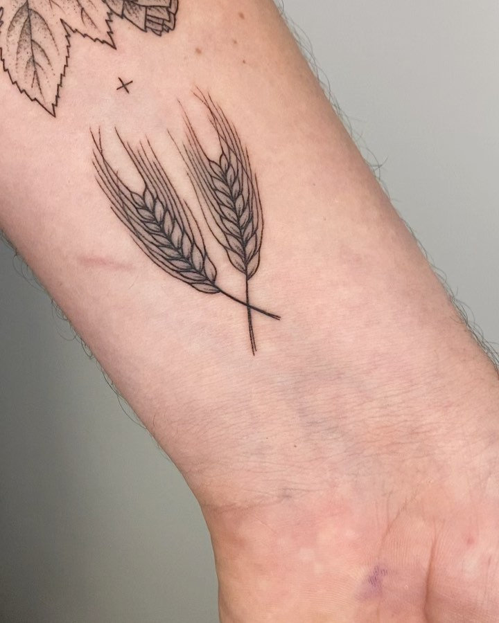 To show you how fashion these small tattoos can be, we have found 50 of the best simple tattoo designs. Whether you like finger or arm tattoos, you will find ideas to suit you. #smalltattoos #tinytattoos
