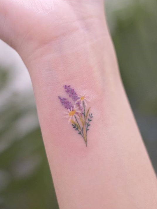 To show you how fashion these small tattoos can be, we have found 50 of the best simple tattoo designs. Whether you like finger or arm tattoos, you will find ideas to suit you. #smalltattoos #tinytattoos