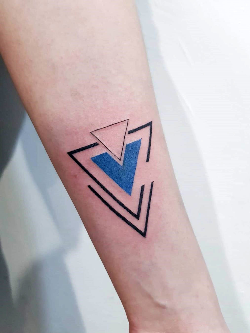 To show you how fashion these small tattoos can be, we have found 50 of the best simple tattoo designs. Whether you like finger or arm tattoos, you will find ideas to suit you. #smalltattoos #tinytattoos