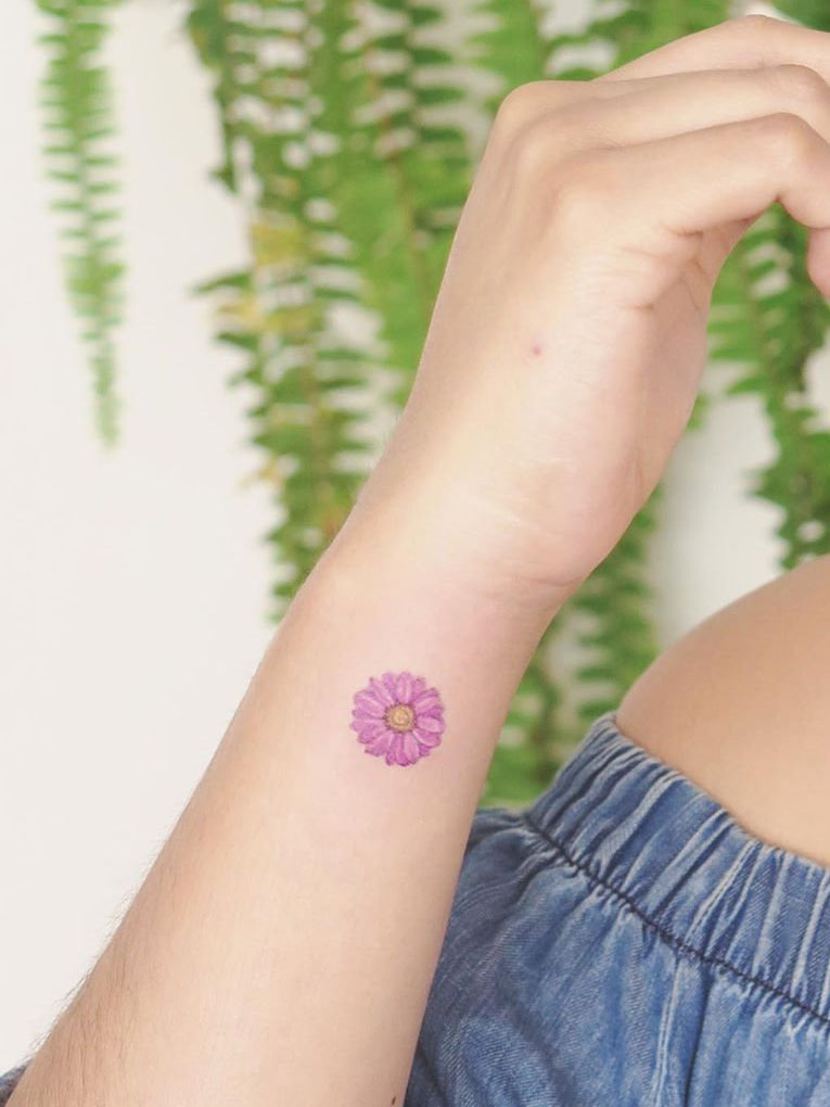 To show you how fashion these small tattoos can be, we have found 50 of the best simple tattoo designs. Whether you like finger or arm tattoos, you will find ideas to suit you. #smalltattoos #tinytattoos