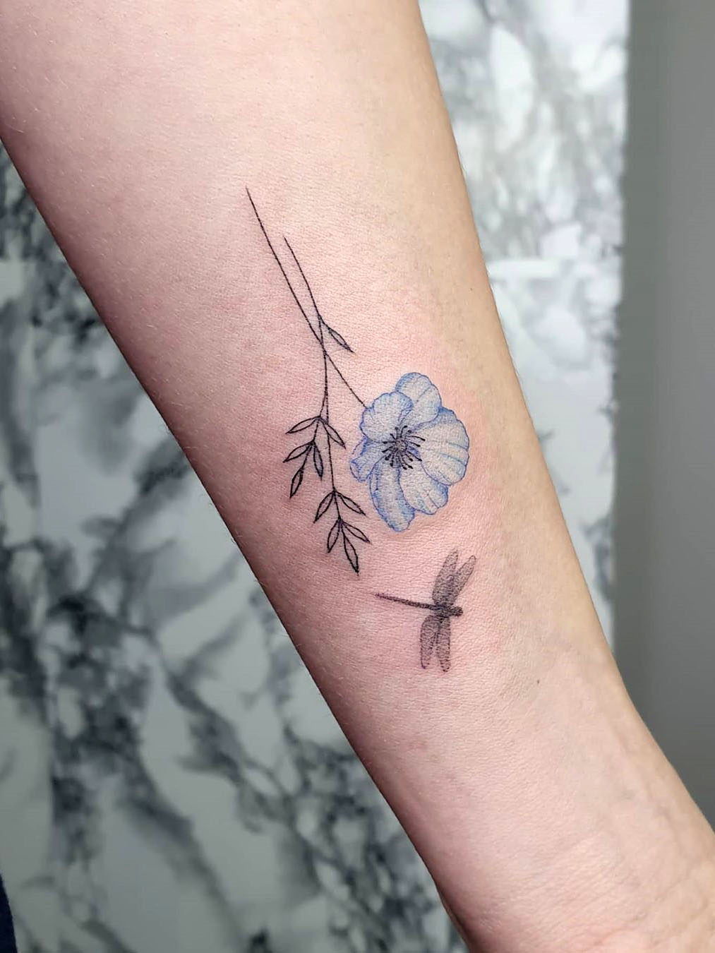 To show you how fashion these small tattoos can be, we have found 50 of the best simple tattoo designs. Whether you like finger or arm tattoos, you will find ideas to suit you. #smalltattoos #tinytattoos